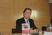 Ampliar horario de bibliotecas, más becas 'Erasmus' e impulsar los idiomas, compromisos de Quiles si llega a rector