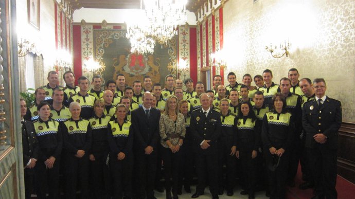 La Alcaldesa De Alicante, Sonia Castedo, Con Los Nuevos Agentes De Policía Local