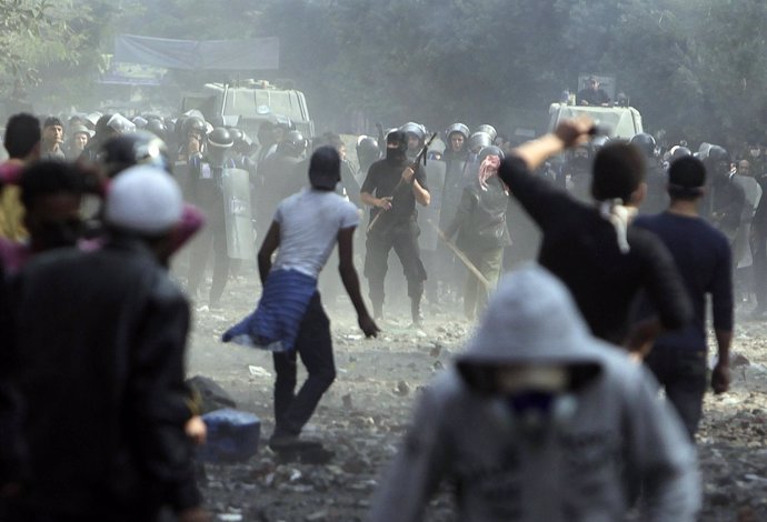 Enfrentamientos Entre La Policía Y Los Manifestantes En El Cairo, Tahrir, Egipto