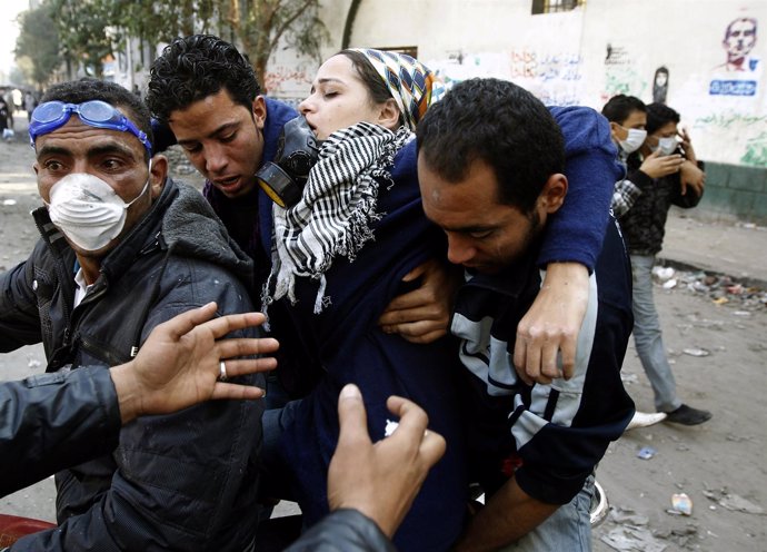 Enfrentamientos Entre La Policía Y Los Manifestantes En El Cairo, Tahrir, Egipto