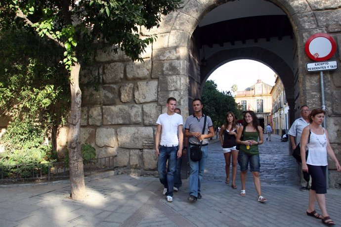 Turistas recorriendo Sevilla