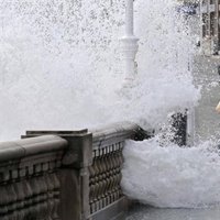 El fuerte oleaje obliga a cerrar paseos marítimos y afecta a las playas