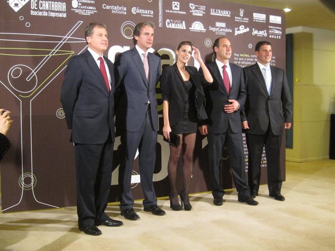 Arasti, De La Serna, Diego Y Astuy Posan Junto Amaia Salamanca