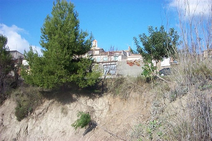 Situación De Las Casas De Benillup Cerca Del Barranco