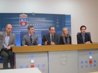 Serna, "satisfecho" por un presupuesto que baja 4,4 millones de euros sin recortes educativos