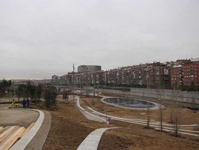 Rio Manzanares a su paso por el parque de la Arganzuela en Madrid 