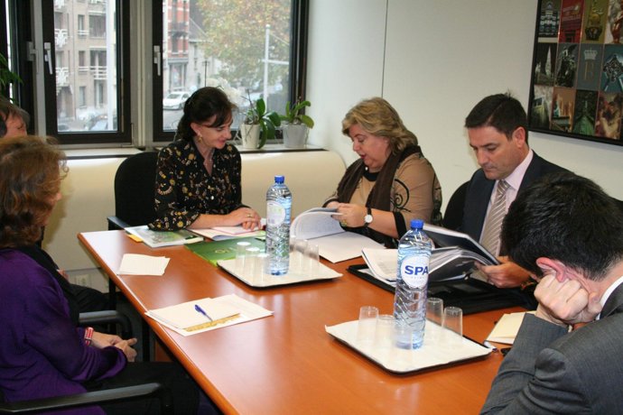 Clara Aguilera Se Reúne Con Maria Luisa Benítez Salas.