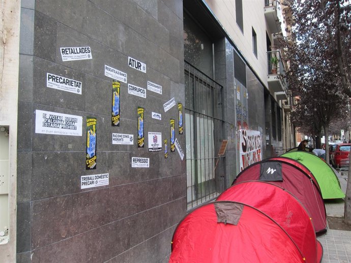 Edificio 'Okupado' En La Calle Hostafrancs, Sants (Barcelona)