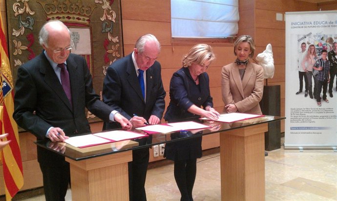Aguirre, Bono, Serrat Y María Teresa Fernández, En La Firma Del Convenio