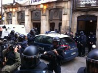 El desalojo de la Sala Yago de Santiago se salda con 11 detenidos y una carga policial tras cuatro horas de tensión