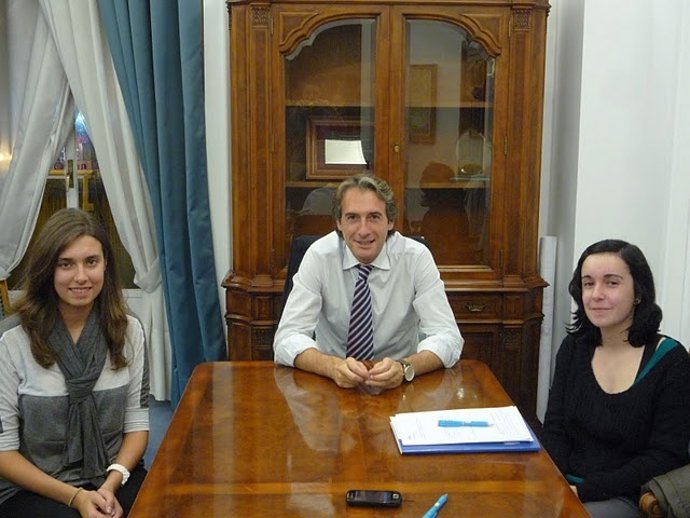 De La Serna, En La Entrevista Con Dos Alumnas De La Salle 