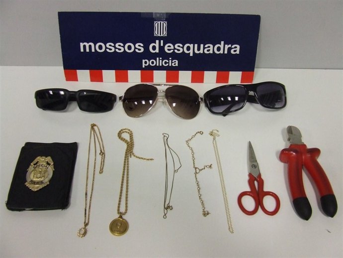 Objetos Decomisados A Un Ladrón De Ancianas