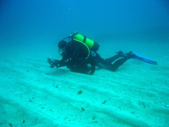 Buceador De La Consejería De Medio Ambiente De La Junta De Andalucía
