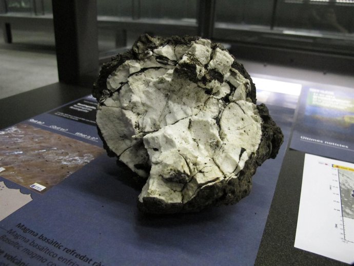 Roca Procedente De La Explosión Submarina De El Hierro