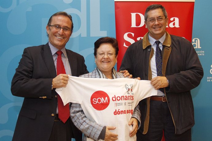 La Presidenta De La Diputación, Luisa Pastor, Con La Camiseta Del Maratón