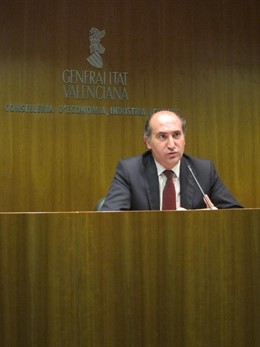 Enrique Verdeguer Atiende A Los Periodistas En Rueda De Prensa.