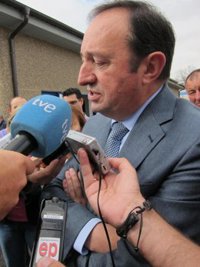 Sanz dice que "Álava se han dedicado a hacer muchos polígonos industriales, cerca de Logroño, y pocos centros de salud"