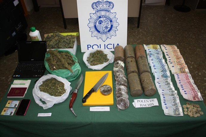 Droga, Dinero Y Útiles Intervenidos Por La Policía En Los Asperones