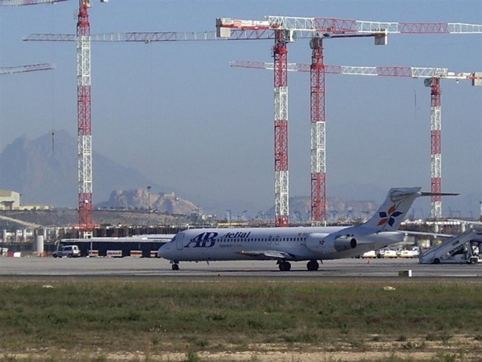 aviones en pista de aeropuerto