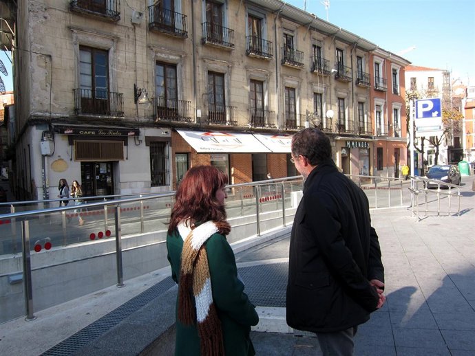 María Sánchez Y Manuel Saravia (IU) Ante El Edificio Declarado En Ruina