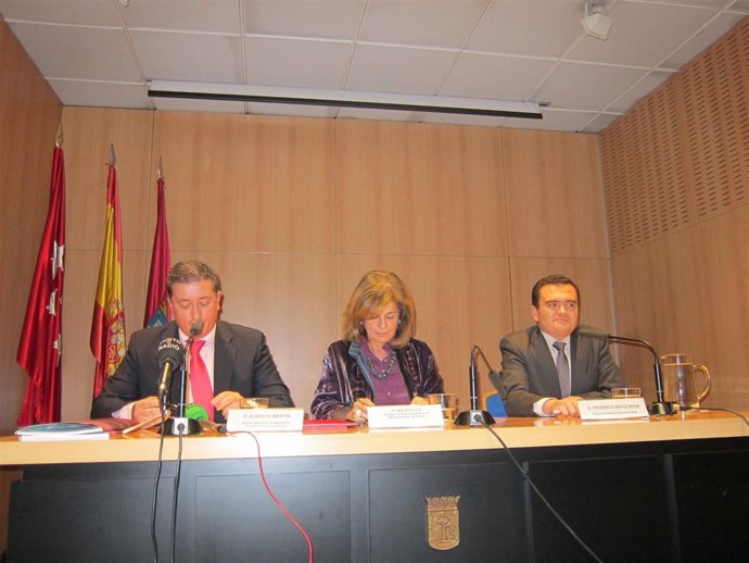 Ana Botella, En El Centro, Durante La Firma Del Convenio