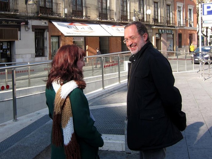 El Concejal De IU Manuel Saravia Junto A Su Compañera María Sánchez