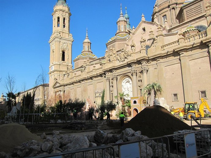 Belén En Construcción En La Plaza Del Pilar