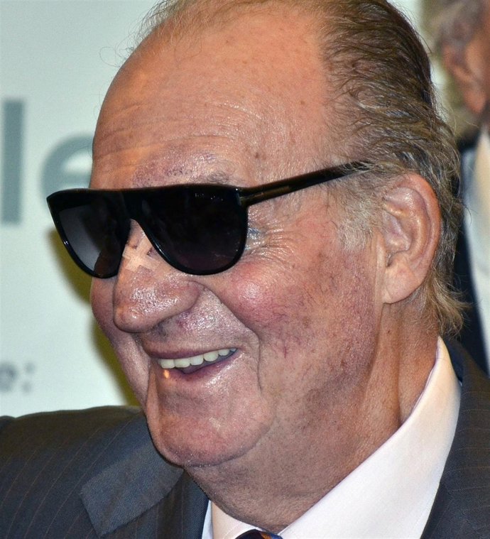 El Rey Con Gafas De Sol