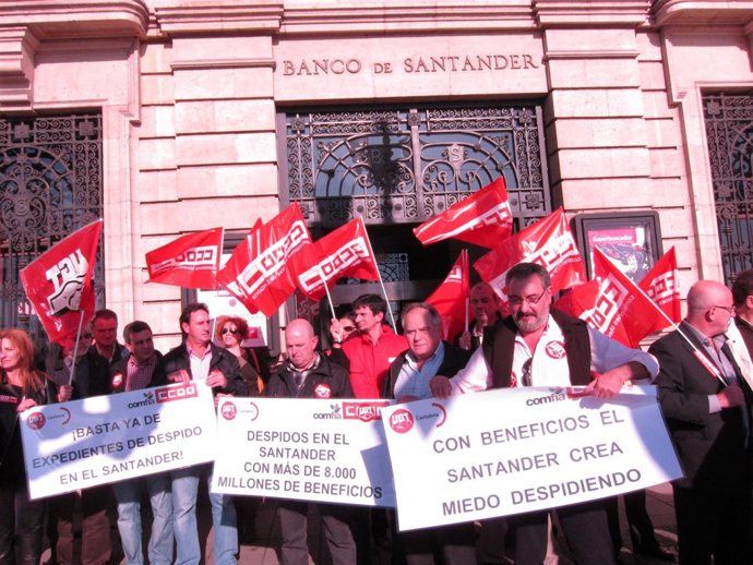 CCOO Y UGT Protestan Por Los Despidos En El Banco Santander 
