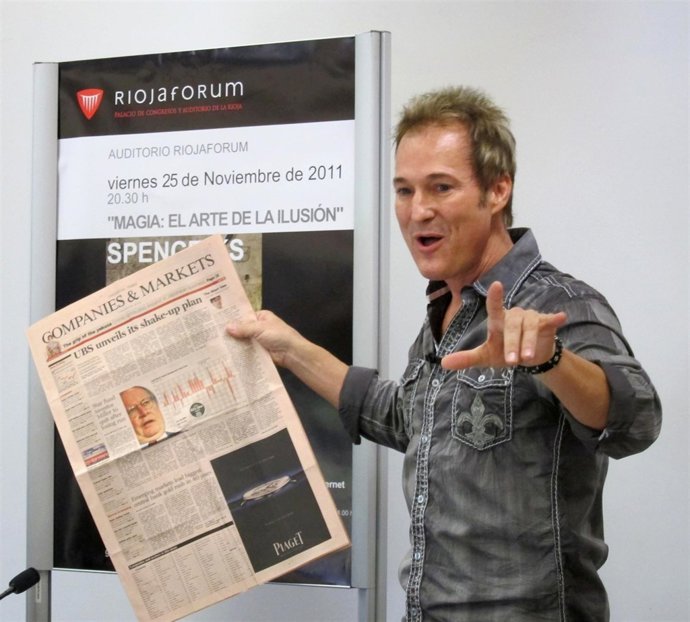 El Mago Kevin Spencer Hace Un Truco De Magia Con Un Periódico