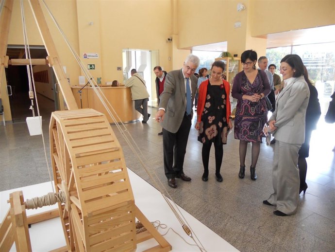 Gamarra Observa Una De Las Piezas De La Muestra