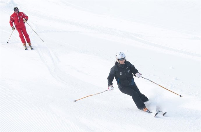 NOTA DE PRENSA Y FOTOGRAFÍA. SIERRA NEVADA ABRE ESTE SÁBADO SUS PISTAS CON 26 KI