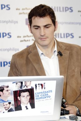 Posado De Iker Casillas Presentando Su Nueva Página De Facebook 