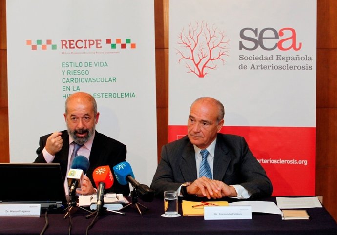 Los Doctores Lagares Y Fabiani Durante La Rueda De Prensa