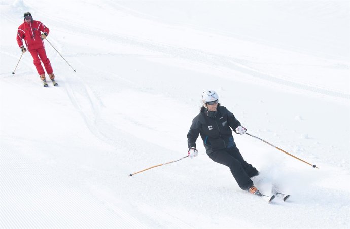 NOTA DE PRENSA Y FOTOGRAFÍA. SIERRA NEVADA ABRE ESTE SÁBADO SUS PISTAS CON 26 KI