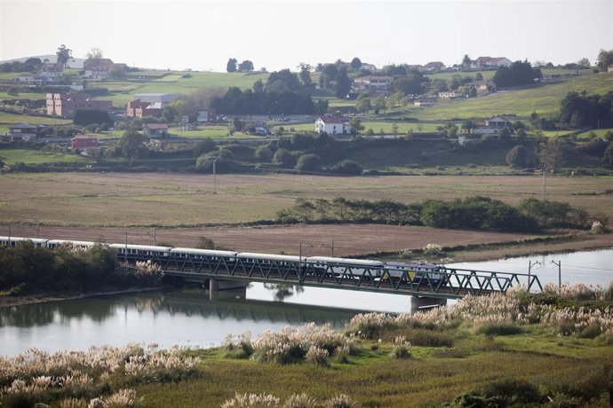 El Transcantábrico A Su Paso Por Treto (Cantabria)