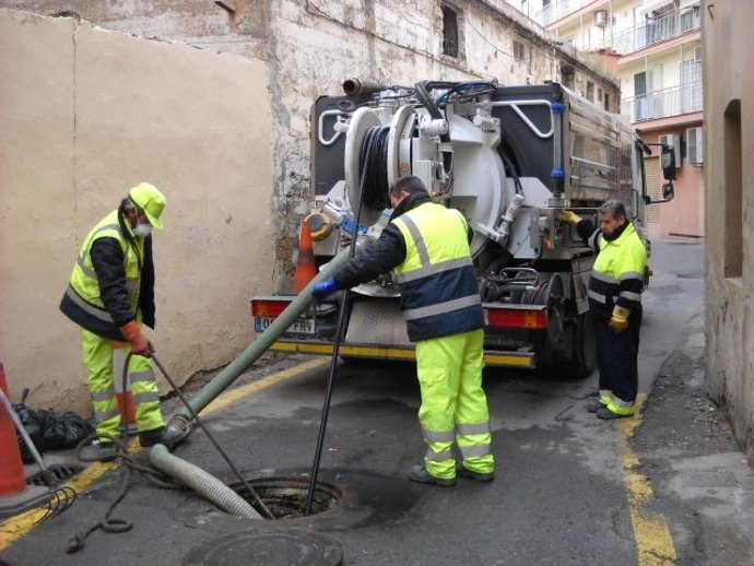 Técnicos Municipales Limpian Alcantarillas En La Ciudad De Valencia.