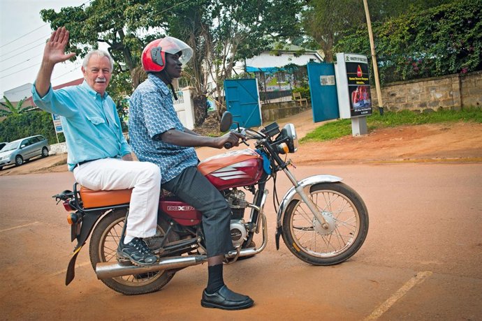 El Escritor Eduardo Mendoza En Una Imagen De Su Viaje A Uganda