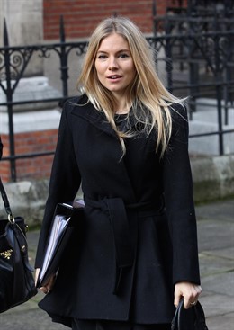 Sienna Miller Andando Por La Calle
