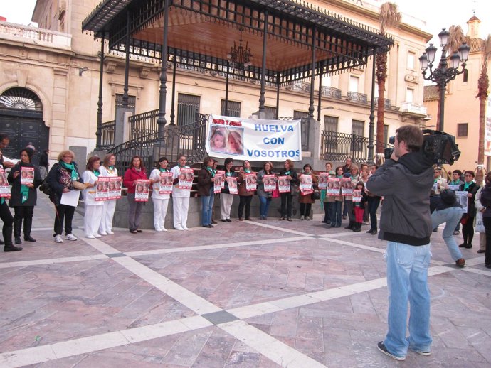 Asistentes A La Concentración Para Pedir El Regreso De Ruth Y José. 