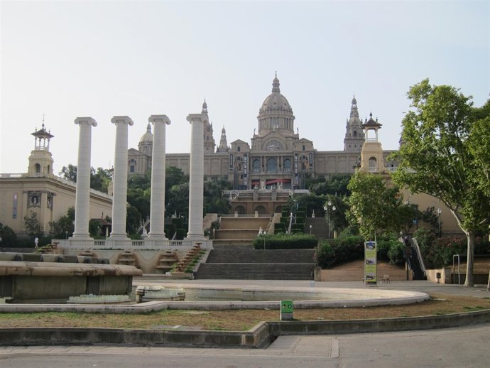 Quatre Columnes/Cuatro Columnas Frente Al Museu Nacional D'art De Catalunya MNAC