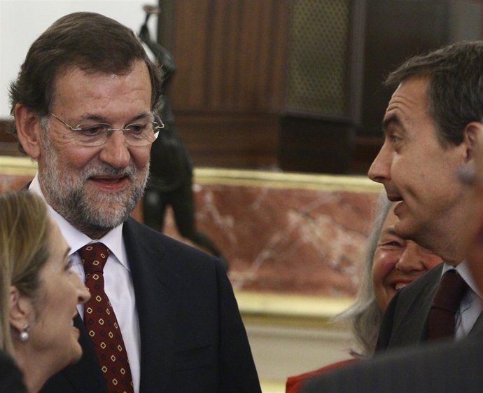 Rajoy Y Zapatero, Charlando En El Acto De Homenaje A Suárez Y Azaña