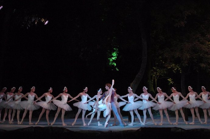 El Ballet De San Petersburgo Interpreta 'El Lago De Los Cisnes'.