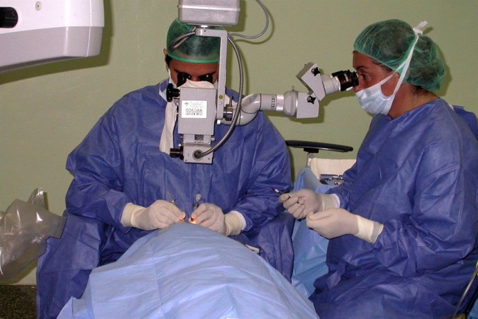 Cirujanos en una operación oftalmológica en el Hospital de Valme
