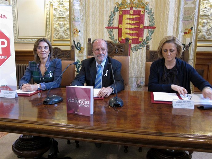 El Alcalde, La Consejera De Familia Y La Concejal De Bienestar Social