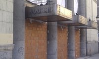 Tapian la entrada de los Cines Madrid para evitar la 'okupación' de este espacio abandonado