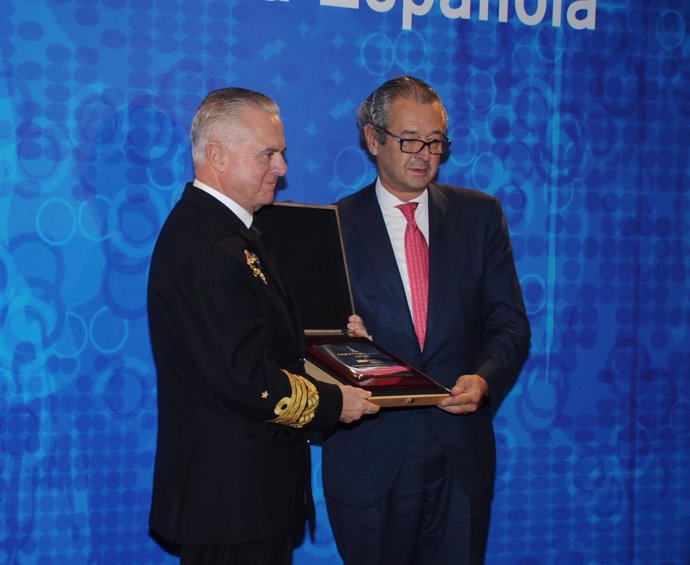 El Presidente Del Salón Náutico Luis Conde Recoge Un Premio De La Armada