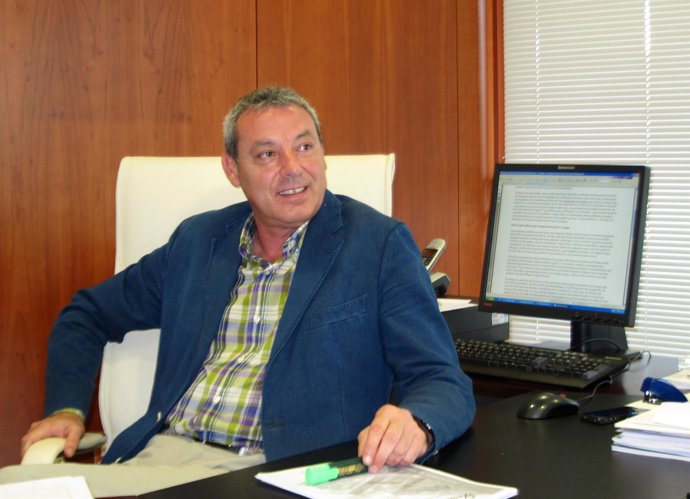 El Consejero De Educación, Francisco Álvarez De La Chica, En Su Despacho