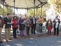 Badajoz conmemora el Día contra la violencia de género soltando 54 globos y con un gran lazo blanco