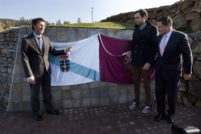 Alberto Núñez Feijóo, acompañado por diversos membros do Goberno galego, presidi